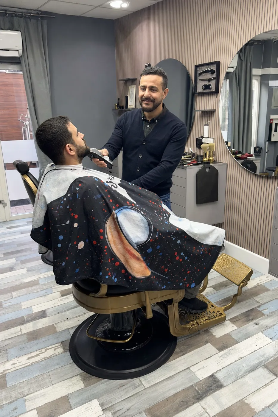 Le barbier taillant la barbe d'un client installé dans le fauteuil