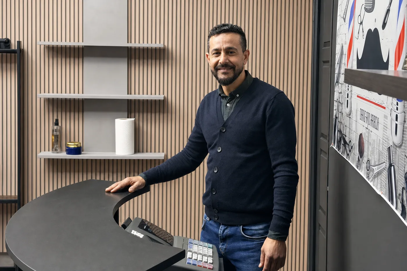 Le barbier de Coiffeur City à son comptoir, à Montauban