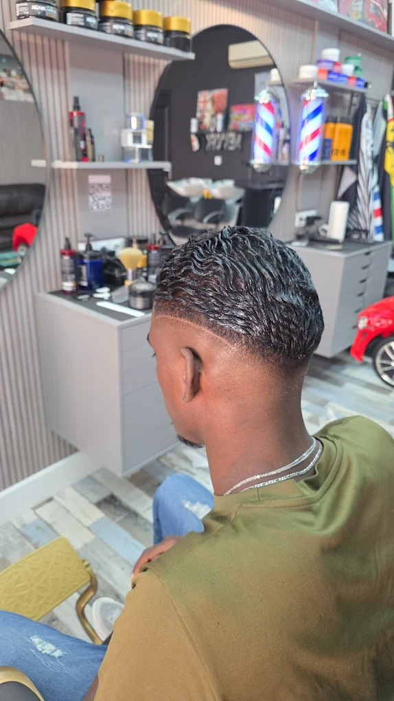 Coupe ondulée nette réalisée au salon